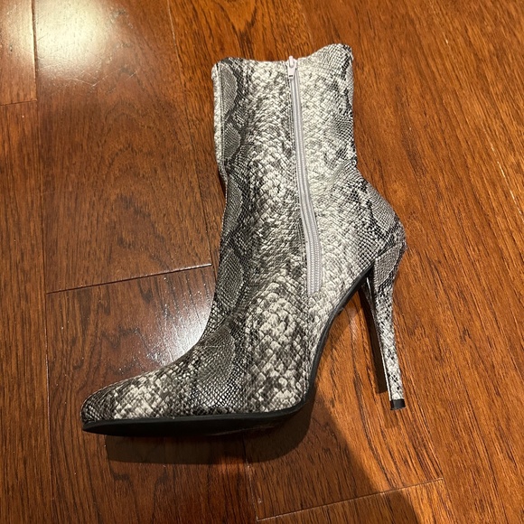 FASHION NOVA Women's Snakeskin Faux Leather Booties in Grey/White│Size U… - Picture 7 of 10